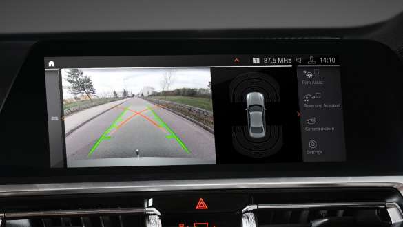 Parking Assistant Plus BMW 3 Series Sedan long-wheelbase G28 2021 Parking Assistant Plus BMW 3 Series Sedan long-wheelbase G28 2021 control display with image of rear camera