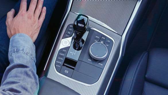 BMW 3 Series Sedan (G20), Steptronic Sport transmission. Detailed bird's eye view of the centre console of the BMW 3 Series Sedan (G20) with gear lever and Steptronic Sport transmission.