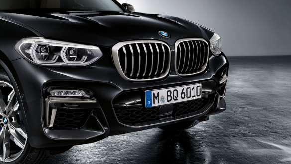 BMW X3 M40i with M Aerodynamics package. BMW X3 M40i in Black Sapphire metallic, exterior, front with M Aerodynamics package.