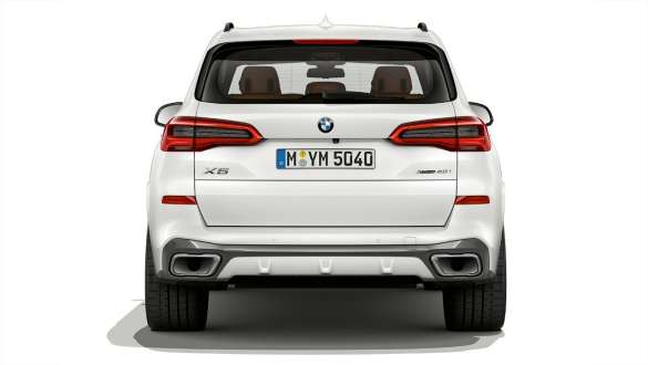 BMW X5 xDrive40i three-quarter rear view BMW X5 xDrive40i G05 2018 Mineral White metallic three-quarter rear view
