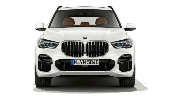 BMW X5 three-quarter front view BMW X5 G05 2018 Mineral White metallic three-quarter front view standing at night