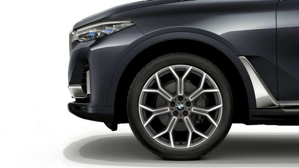 BMW X7 22’’ light alloy wheels Close-up of the BMW X7 22’’ light alloy wheels
