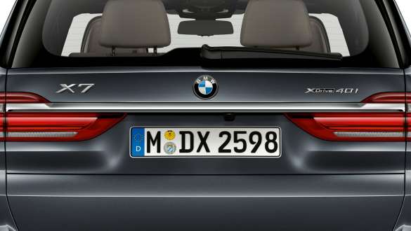 Chrome bar rear Close-up of the BMW X7 Chrome bar rear