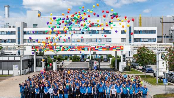 Social BMW Special Sales Sustainability Hub Overview BMW Special Sales Sustainability Hub Overview Social BMW employees in front of building with colorful balloons in the air