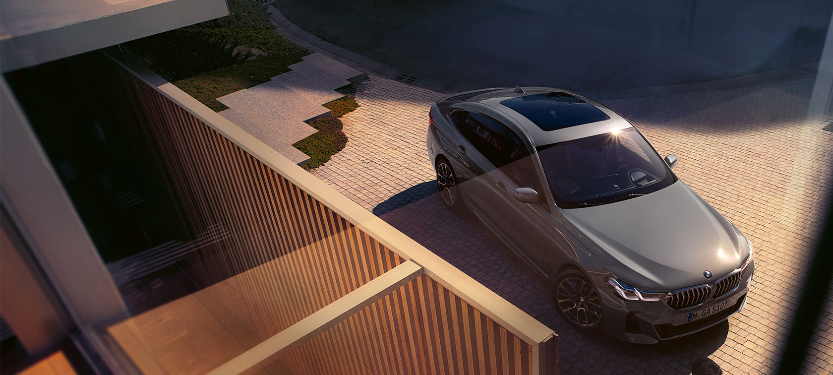 BMW 6 Series Gran Turismo 640i xDrive (G32), Bernina Grey BMW 6 Series Gran Turismo 640i xDrive (G32), Bernina Grey, elevated three-quarter front view in front of a building