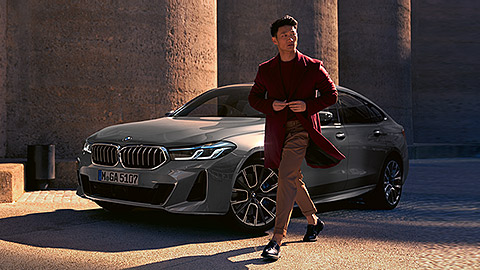 BMW 6 Series Gran Turismo (G32) three-quarter front view standing with model  BMW 6 Series Gran Turismo (G32) three-quarter front view with model