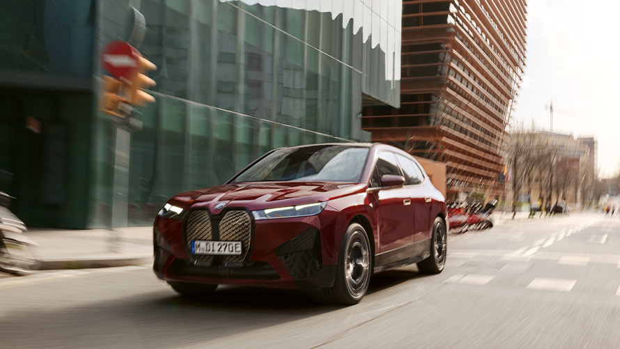 BMW iX i20 electric SUV BMW iX xDrive50 driving assistance BMW iX i20 2021 electric SUV BMW iX xDrive50 Aventurin Red driving in urban sorroundings