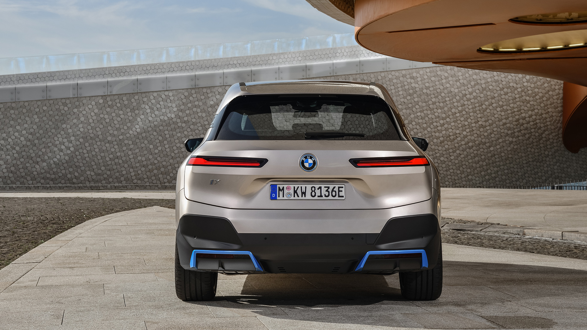 BMW iX rear view standing BMW iX Cashmere Silver i20 rear view standing