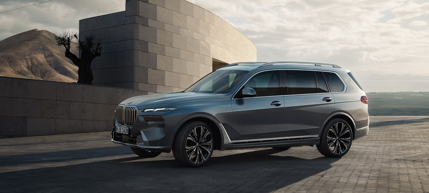BMW X7 G07 LCI 7/8 Side View Sparkling Copper Grey metallic Video BMW X7 G07 LCI 7/8 Side View standing Sparkling Copper Grey metallic Video