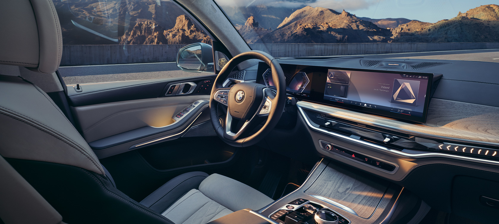 View of the cockpit from the passenger side BMW X7 G07 LCI View of the cockpit with BMW Curved Display from the passenger side BMW X7 G07 LCI