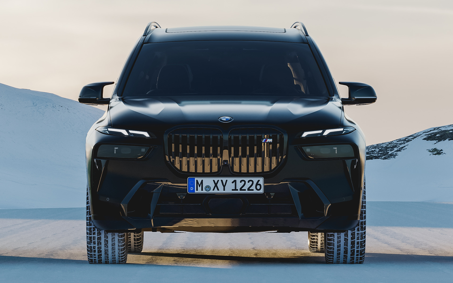 BMW X7 G07 in Frozen Black BMW X7 G07 in BMW Individual Frozen Black, front view, parking on Snow