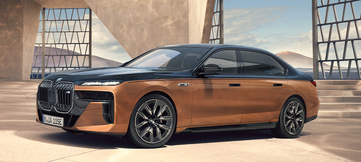 BMW 7 Series G70 BMW Individual Liquid Copper BMW 7 Series G70 BMW Individual Liquid Copper, three-quarter front view stationary