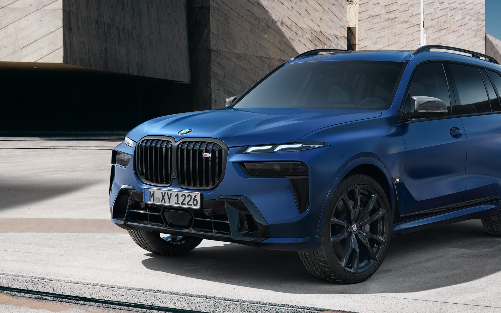BMW X7 M60i xDrive G07 LCI BMW Individual Frozen Marina Bay Blue metallic three-quarter side view BMW X7 M60i xDrive G07 LCI BMW Individual Frozen Marina Bay Blue metallic three-quarter side view standing in section