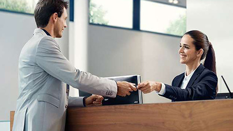 BMW ConnectedDrive Customer Support BMW ConnectedDrive Customer Support BMW service employee hands over the key to customer