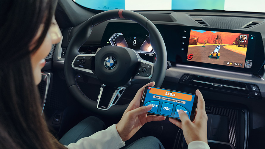 Woman plays game on BMW Curved Display BMW Interieur Woman plays game on BMW Curved Display