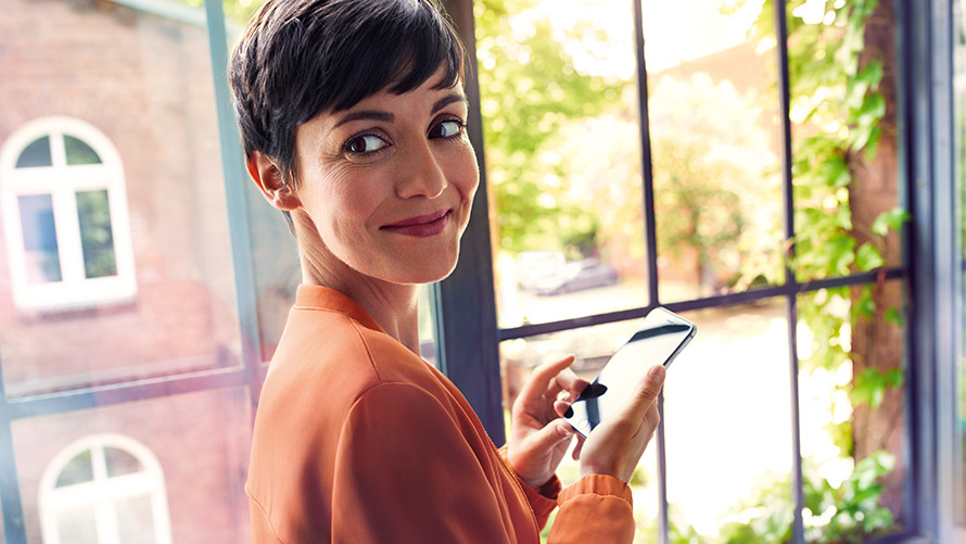 Connected Navigation Woman using Connected Navigation on smartphone