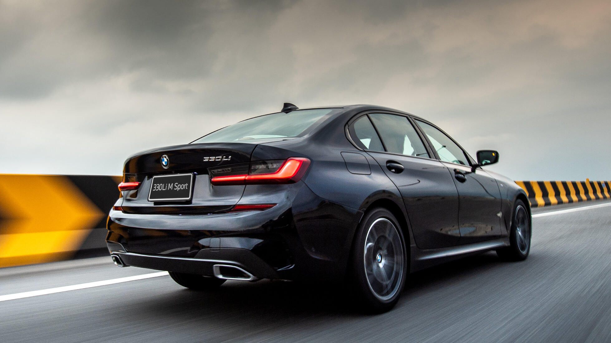 BMW 3 Series Sedan long-wheelbase G28 2021 three-quarter rear view BMW 3 Series Sedan long-wheelbase G28 2021 Cashmere Silver metallic three-quarter rear view