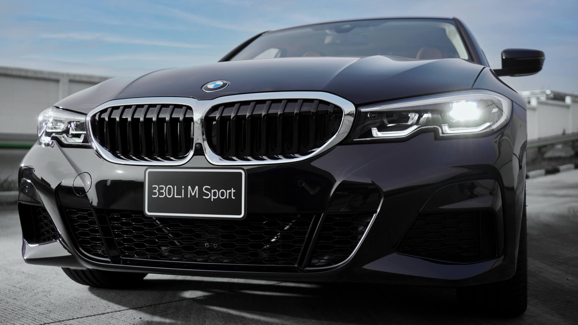 BMW 3 Series Sedan long-wheelbase G28 2021 M Sport package interior seats in leather 'Vernasca' Mocha M Aerodynamics package BMW 3 Series Sedan long-wheelbase G28 2021 M Sport package three-quarter front view driving