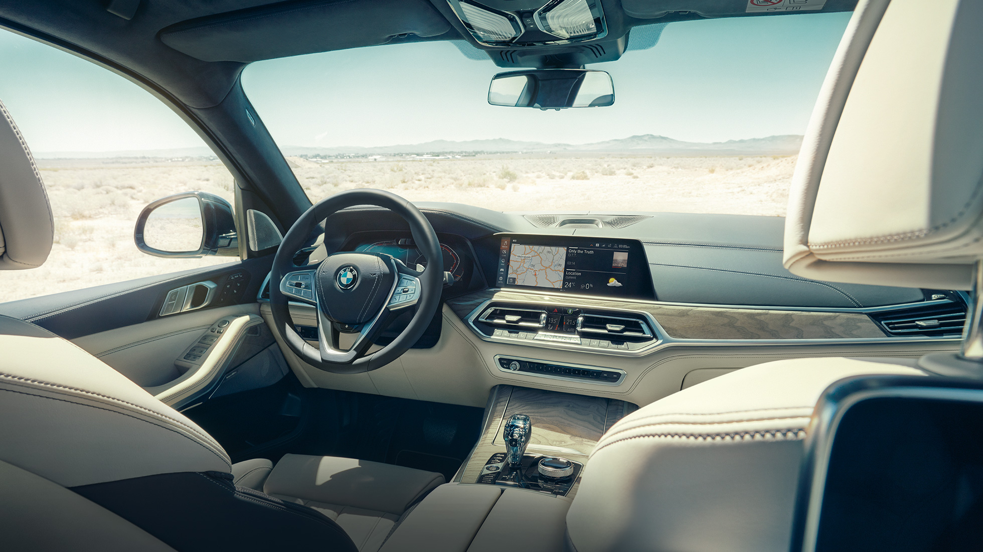 BMW Live Cockpit Professional BMW Live Cockpit Professional: View from the back into the first row of seats with a view of the steering wheel and instrument cluster