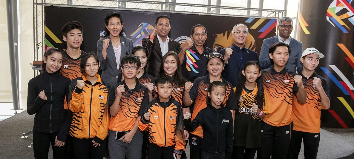 (From L-R) Dato’ Low Beng Choo, Secretary General of the Olympic Council of Malaysia (OCM); Mr. Mohammad Fadzli Johan, President of the Ice Skating Association of Malaysia (ISAM); Yang Berbahagia Encik Nik Abd Kadir bin Nik Mohammad, Deputy Secretary General (Management) of the Ministry of Youth and Sports Malaysia; Mr. Han Sang Yun, Managing Director & CEO; Mr. Raymond Tan, Head of Sales; and Mr. Sashi Ambi, Head of Corporate Communications of BMW Group Malaysia with the National Figure Skating and Short Track Speed Skating athletes. (From L-R) Dato’ Low Beng Choo, Secretary General of the Olympic Council of Malaysia (OCM); Mr. Mohammad Fadzli Johan, President of the Ice Skating Association of Malaysia (ISAM); Yang Berbahagia Encik Nik Abd Kadir bin Nik Mohammad, Deputy Secretary General (Management) of the Ministry of Youth and Sports Malaysia; Mr. Han Sang Yun, Managing Director & CEO; Mr. Raymond Tan, Head of Sales; and Mr. Sashi Ambi, Head of Corporate Communications of BMW Group Malaysia with the National Figure Skating and Short Track Speed Skating athletes.