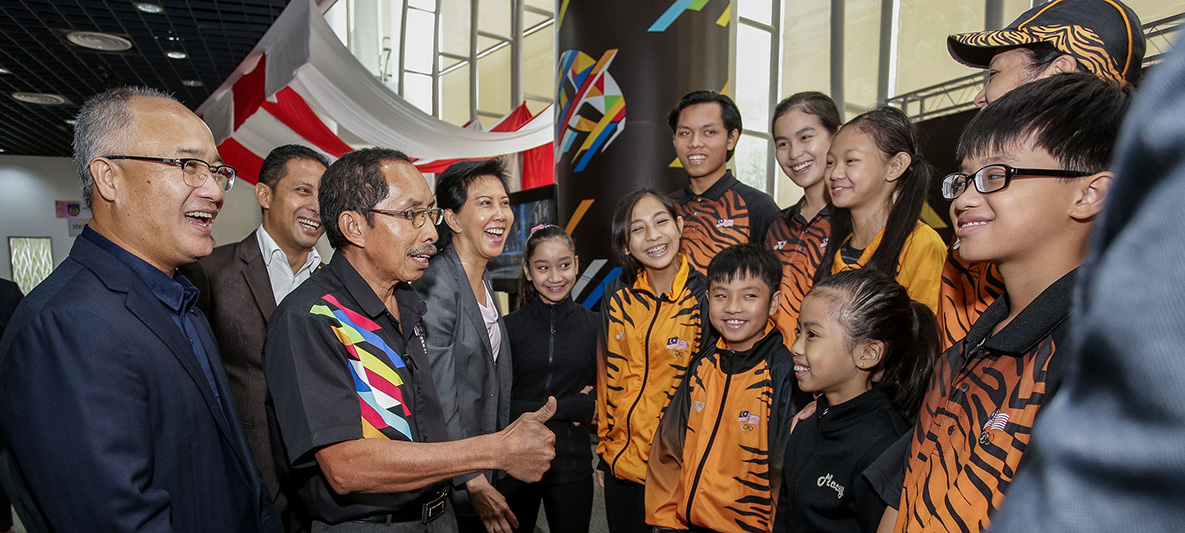 (From L-R) Mr. Han Sang Yun, Yang Berbahagia Encik Nik Abd Kadir bin Nik Mohammad, Dato’ Low Beng Choo with the National Figure Skating and Short Track Speed Skating athletes. (From L-R) Mr. Han Sang Yun, Yang Berbahagia Encik Nik Abd Kadir bin Nik Mohammad, Dato’ Low Beng Choo with the National Figure Skating and Short Track Speed Skating athletes.