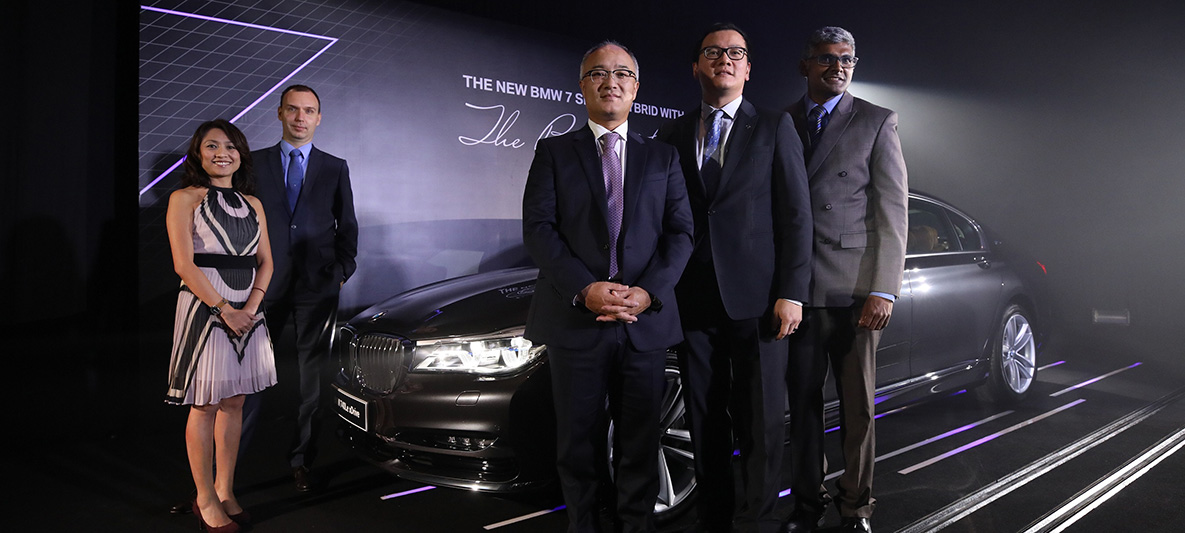 (From L-R) Mr. Raymond Tan and Mr. Han Sang Yun with the all-new BMW740Le xDrive. (From L-R) Mr. Raymond Tan and Mr. Han Sang Yun with the all-new BMW740Le xDrive.