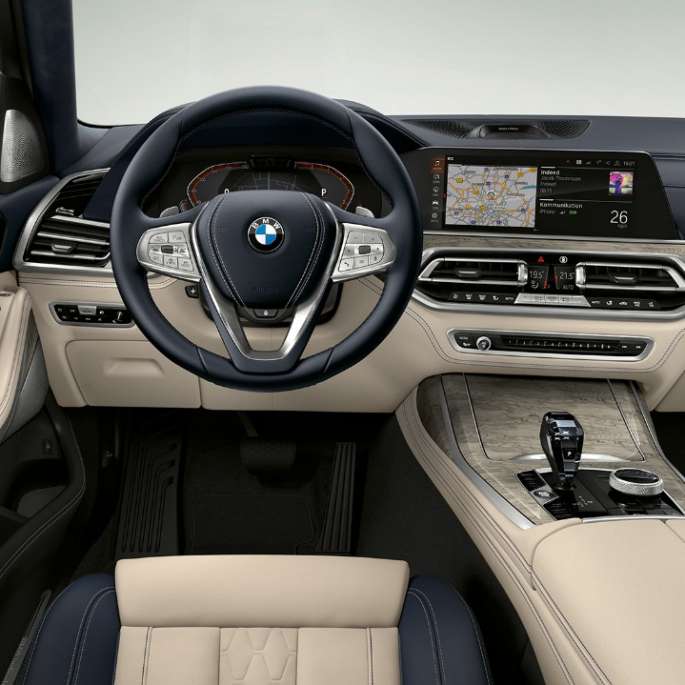 BMW X7, Design Pure Excellence cockpit Frontal close-up of the driver's cockpit of the BMW X7 with Design Pure Excellence features