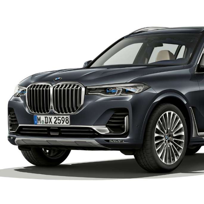 BMW X7 Design Pure Excellence Studio shot of the BMW X7 three-quarter front view in Design Pure Excellence